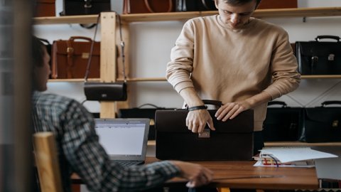 跨境電商零售通關(guān)的風(fēng)險(xiǎn)：海關(guān)查驗(yàn)、稅費(fèi)、物流等。