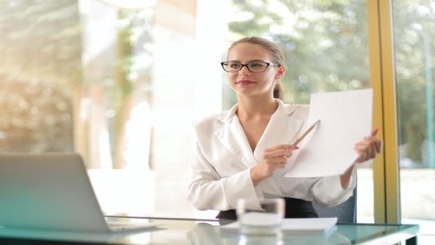 跨境電商B2B直接出口模式通關(guān)重點(diǎn)：優(yōu)化物流渠道、合規(guī)申報(bào)、高效通關(guān)流程。