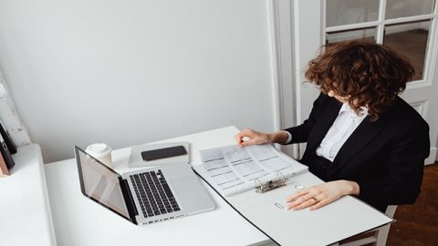 跨境物流企業(yè)應(yīng)實現(xiàn)智能申報物流業(yè)務(wù)。