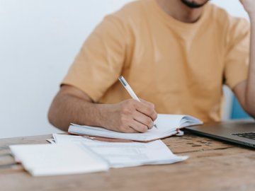 香港銀行跨境業(yè)務(wù)監(jiān)管與合規(guī)結(jié)構(gòu)解析