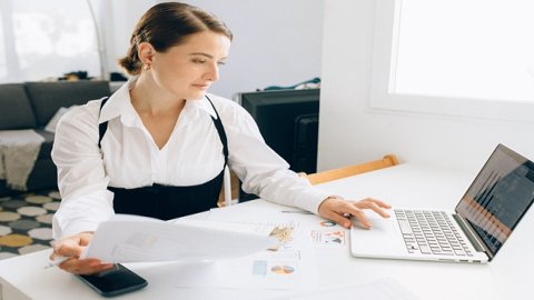 跨境物流企業(yè)：運輸與配送，實現(xiàn)經(jīng)濟利益。