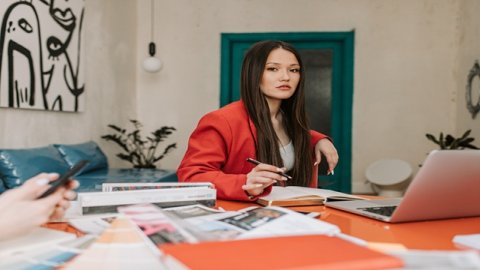 跨境電商零售物流企業(yè)承擔(dān)的主要通關(guān)責(zé)任包括：貨物檢驗(yàn)、報(bào)關(guān)手續(xù)、稅費(fèi)征收、物流配送等方面。